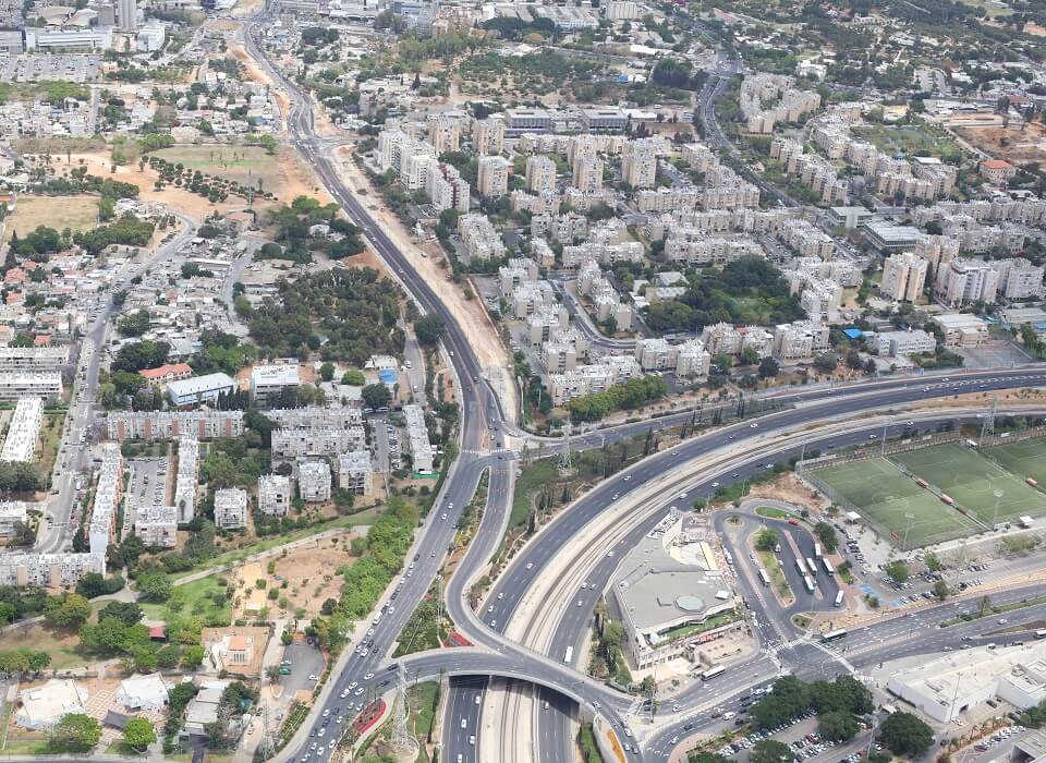 כביש ציר שלבים מלמעלה, מסביבו מלא בניינים ועצים